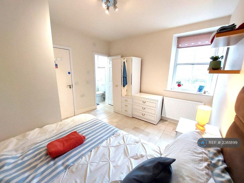 Room 1 - Available Now -£650/Mo