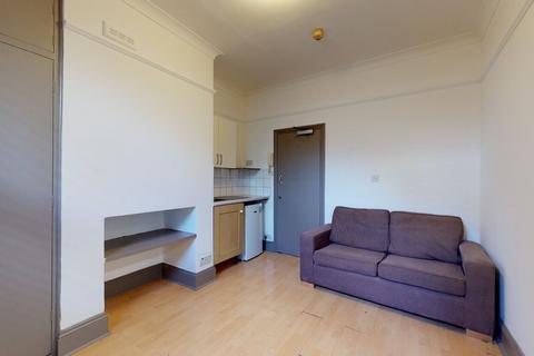 Studio to rent, Lyncroft Gardens