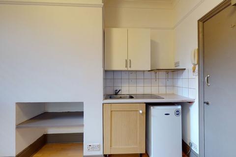 Studio to rent, Lyncroft Gardens