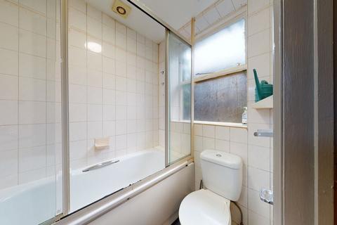 Studio to rent, Lyncroft Gardens