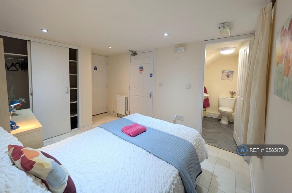 Ensuite Double Room 2  - £670/Mo