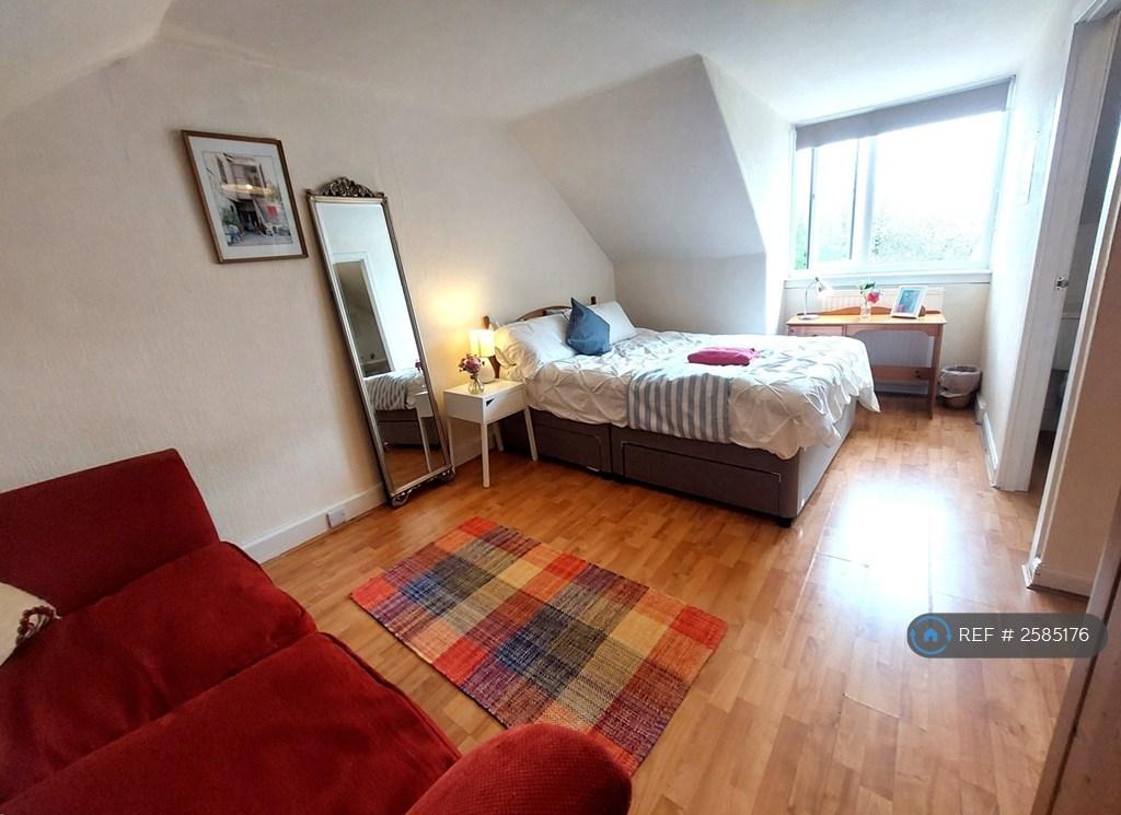 Ensuite Penthouse Room - £695/Mo