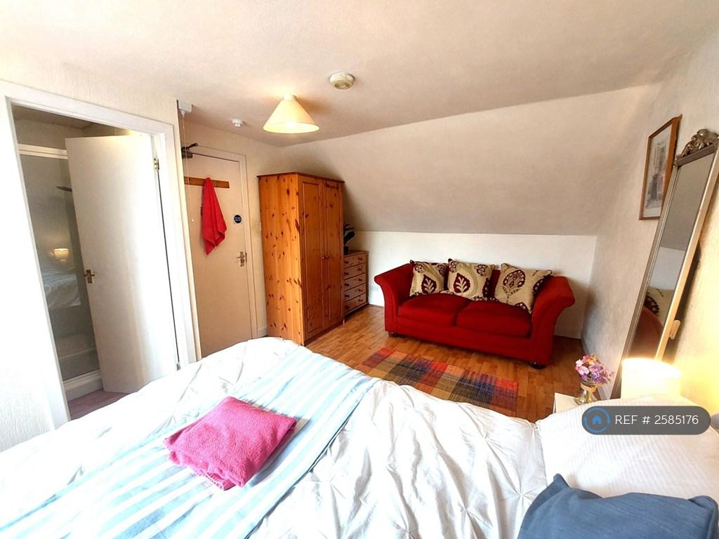 Ensuite Penthouse Room 1 - £695/Mo