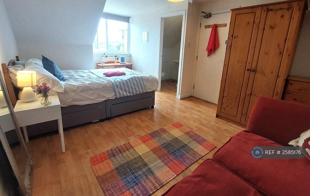 Ensuite Penthouse Room - £695/Mo