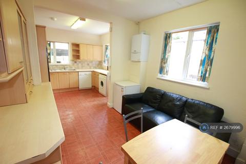 4 bedroom terraced house to rent, St. Peters Road, Reading, RG6