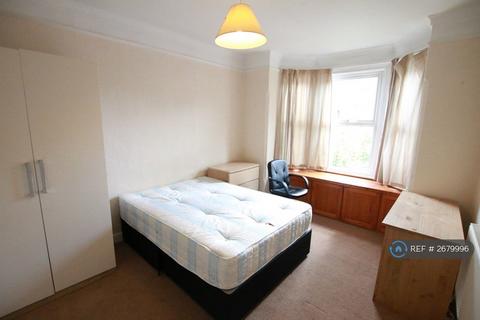 4 bedroom terraced house to rent, St. Peters Road, Reading, RG6