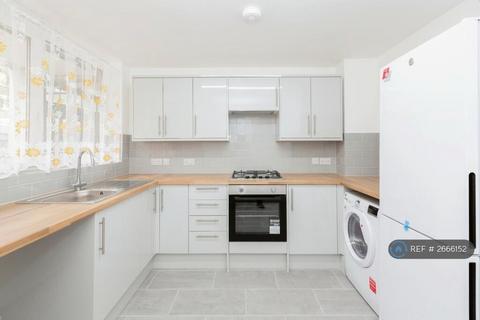 3 bedroom maisonette to rent, Wick Road, London, E9