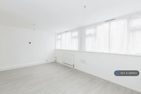 3 bedroom maisonette to rent, Wick Road, London, E9
