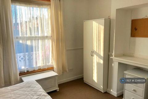 4 bedroom semi-detached house to rent, Middle Street, Southampton, SO14