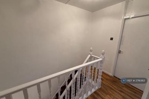 3 bedroom maisonette to rent, Giraud Street, London, E14