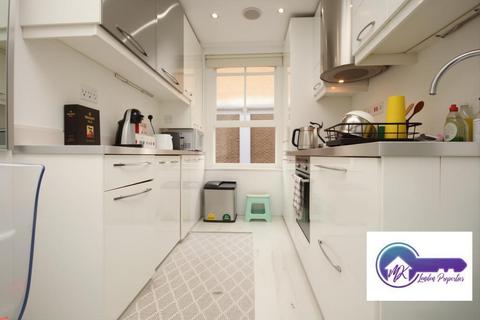 1 bedroom in a flat share to rent, London W2