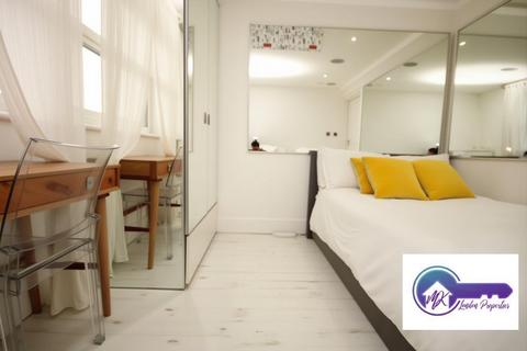 1 bedroom in a flat share to rent, London W2
