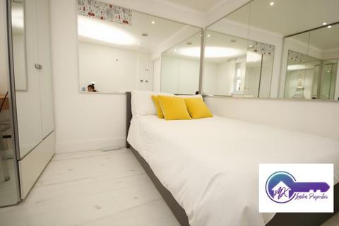 1 bedroom in a flat share to rent, London W2