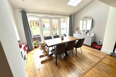 4 bedroom semi-detached house for sale, Vauxhall Park, Luton LU2