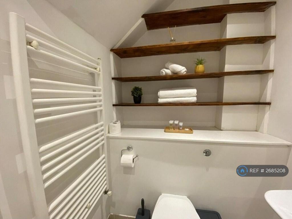 Ensuite Bathroom 1