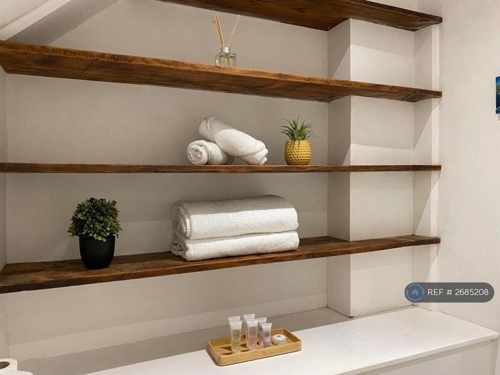 Ensuite Bathroom 1