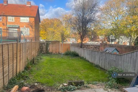 3 bedroom terraced house to rent, Castle Close, Newcastle Upon Tyne, NE3