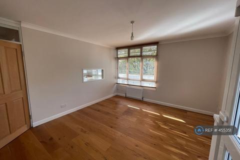 2 bedroom flat to rent, Shaw Court, London, SW11