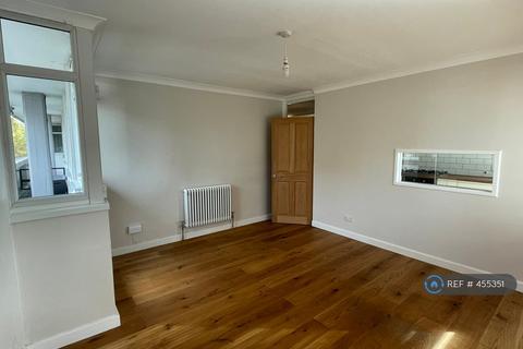 2 bedroom flat to rent, Shaw Court, London, SW11