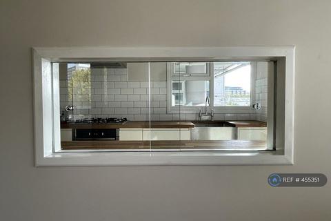 2 bedroom flat to rent, Shaw Court, London, SW11