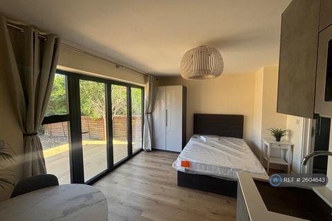 Studio to rent, The Curve, London, W12