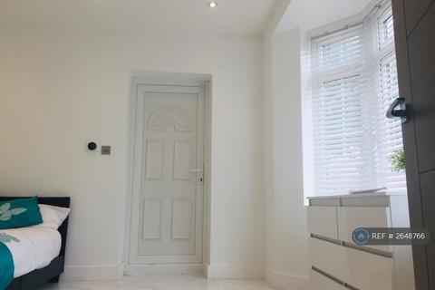 Studio to rent, Chaucer Avenue, Richmond, TW9
