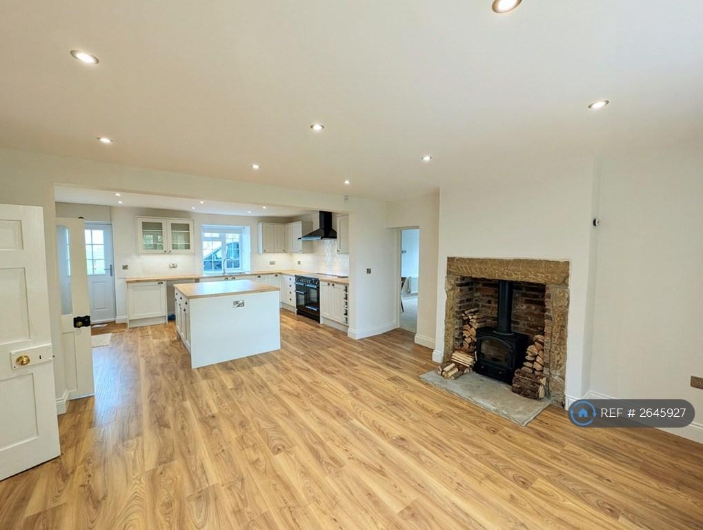 Kitchen & Dining Area