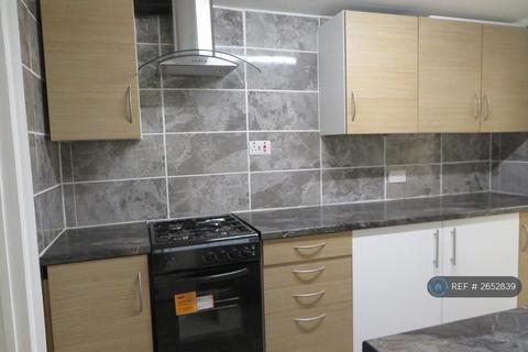 4 bedroom terraced house to rent, Town Road, London, N9