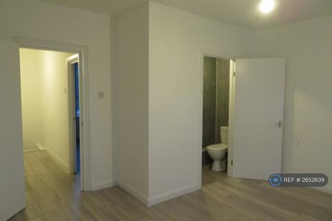 4 bedroom terraced house to rent, Town Road, London, N9