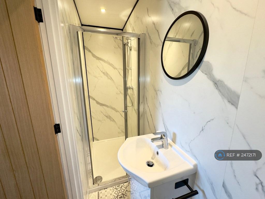 Room 2 Ensuite