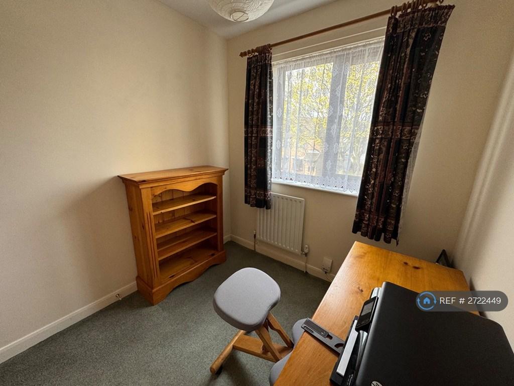 3rd Bedroom/Study With Desk & Bookcase