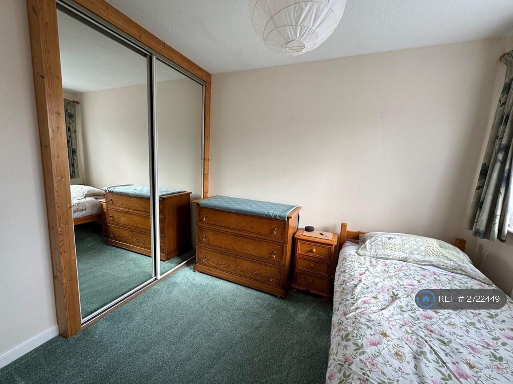 Back Bedroom - Mirrored Wardrobe, Large Drawers