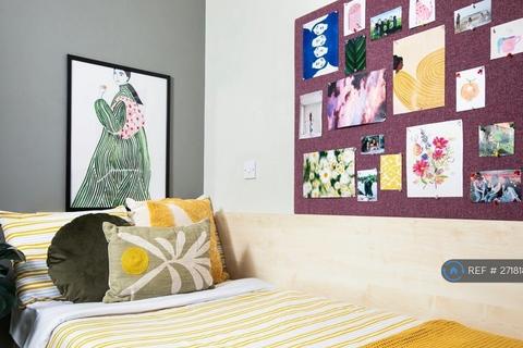 1 bedroom in a flat share to rent, Quantam Court, London, E1