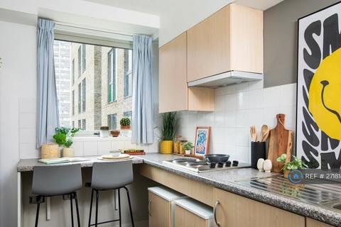 1 bedroom in a flat share to rent, Quantam Court, London, E1