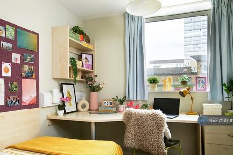 1 bedroom in a flat share to rent, Quantam Court, London, E1