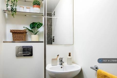 1 bedroom in a flat share to rent, Quantam Court, London, E1