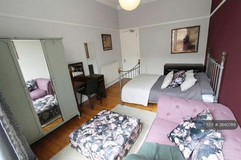3 bedroom flat to rent, Clarence Drive, Glasgow, G12