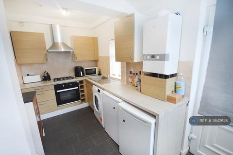 3 bedroom terraced house to rent, Blandford Road, Salford, M6