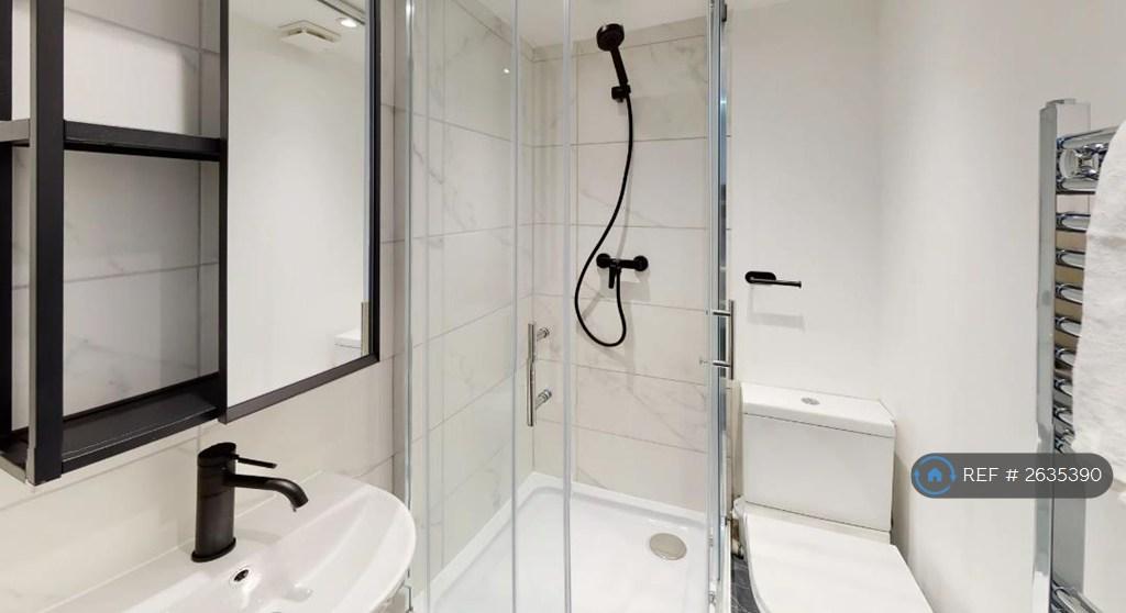 Room 3 En-Suite Toilet And Bath