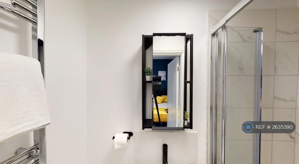 Room 4 En-Suite Toilet And Bath