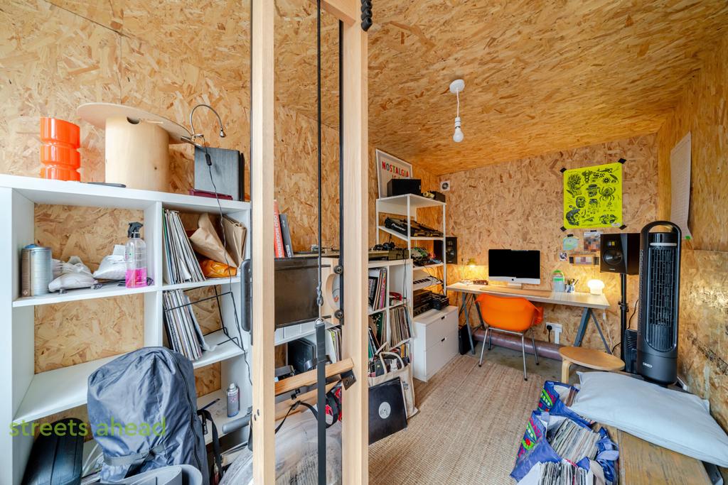 Eea931e7-fd08-4c6...