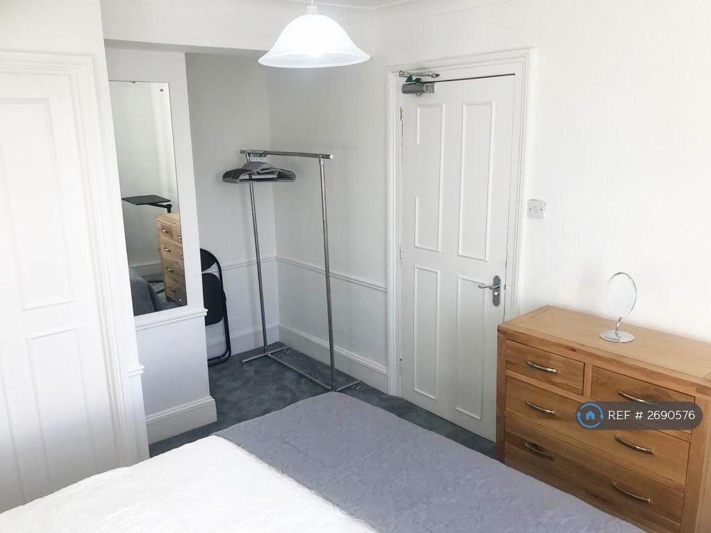 3rd Floor Ensuite Double Rear Bedroom