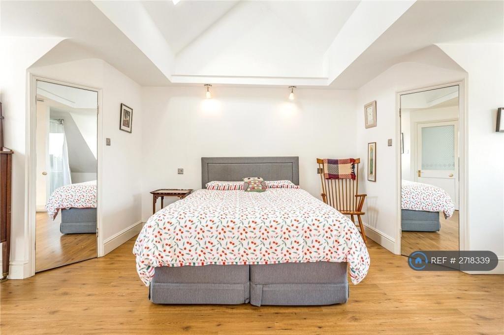 Master Bedroom (En Suite)