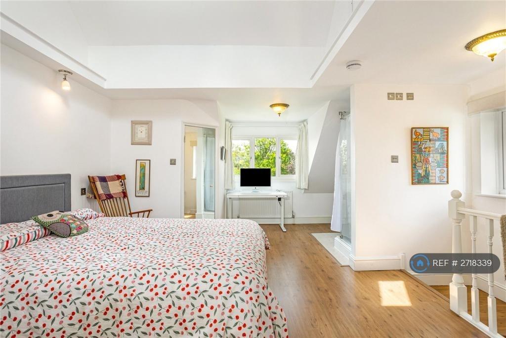 Master Bedroom (En Suite)