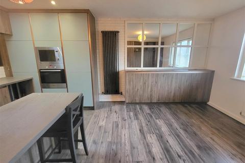 2 bedroom coach house to rent, Chancel Drive, Wainscott, Rochester