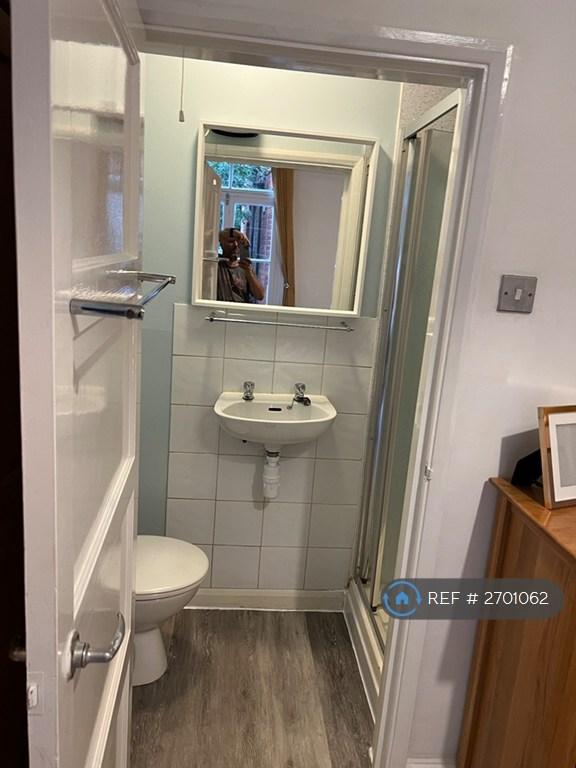 Moden Stylish Yet Simple En Suite Shower Room