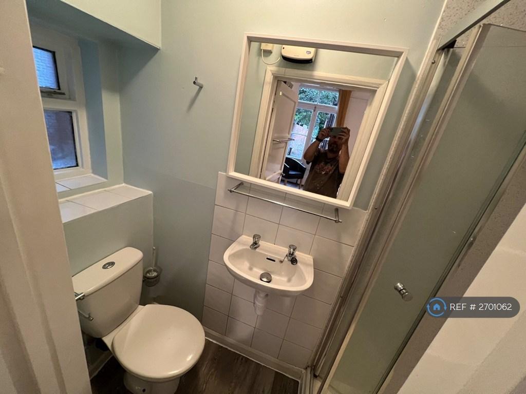 Moden Stylish Yet Simple En Suite Shower Room
