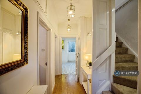 4 bedroom detached house to rent, Fircroft Road, London, SW17