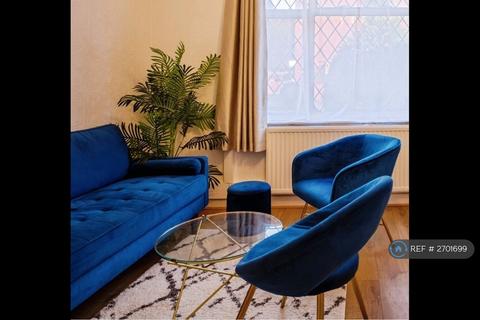 4 bedroom detached house to rent, Fircroft Road, London, SW17