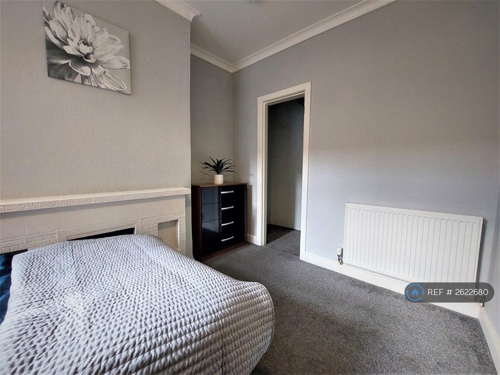 Room 1 With Under-Stairs Wardrobe - Let